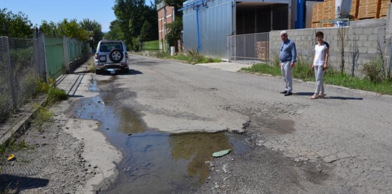 Обновяват улица в промишлената зона в Момчилград